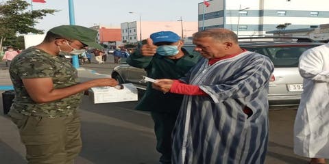 السلطات والمجتمع المدني بطرفاية يعممون توزيع ” الكمامة ” على المواطنين