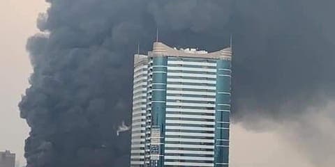 الإمارات .. حريق ضخم في سوق شعبي بعجمان