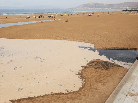 مياه سوداء تغزو شاطئ أكادير والمصطافون مستاؤون من المجلس الجماعي
