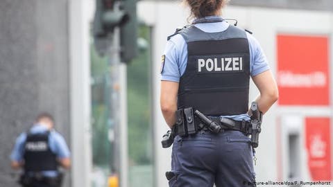 ألمانيا: القبض على شخص طعن قائد سيارة وهتف “الله أكبر”