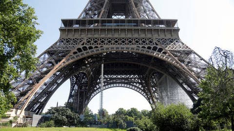 بسبب إنذار بوجود قنبلة .. السلطات الفرنسية تخلي برج إيفل