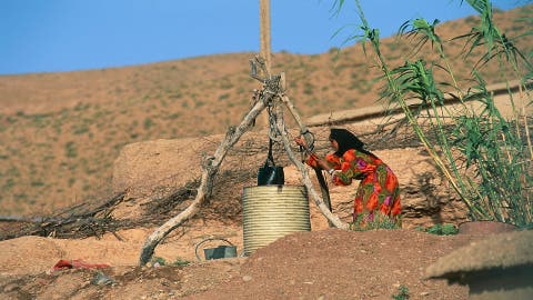 تقرير يُحذّر من تراجع نصيب الفرد من الماء بالمغرب