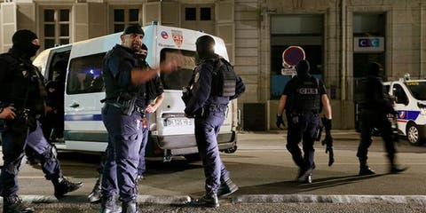 العشرات يهاجمون مركزا للشرطة في ضواحي باريس