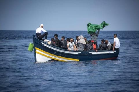 استولوا على قارب صياد ووصلوا به الى جزر الكناري.. اعتقال 5 مهاجرين مغاربة