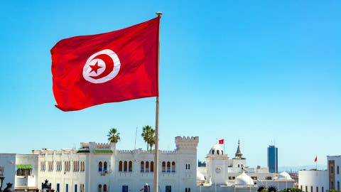 تونس تعلق الدارسة و تفرض حظر تجول ليلي في كافة أنحاء البلاد