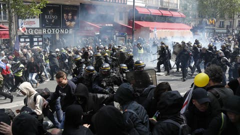 باريس .. الفرنسيون يحتجون رفضا لقانون “الأمن الشامل”