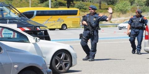 الشرطة الإسبانية تطلق النار على رجل هددها بخنجر