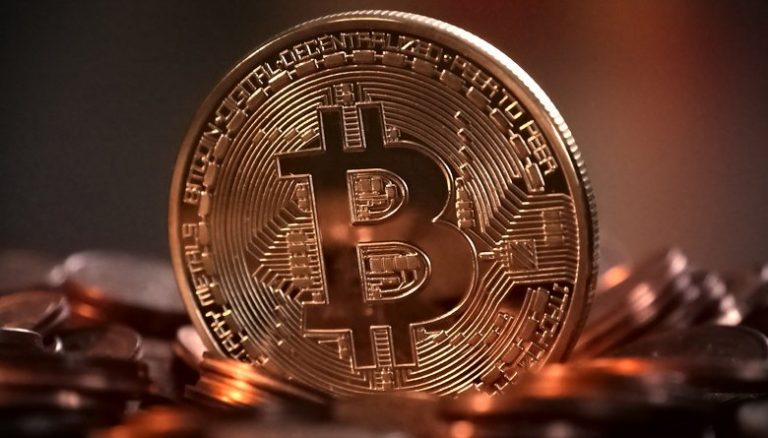 بأكثر من 62 ألف دولار.. بيتكوين يخترق رقما قياسيا