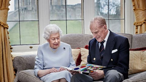بريطانيا.. الملكة وزوجها يتلقيان لقاح كورونا