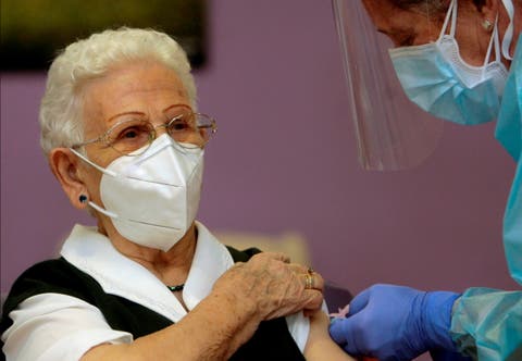انطلاق عملية التطعيم .. سيدة في الـ 96 من العمر أول الملقحين باسبانيا