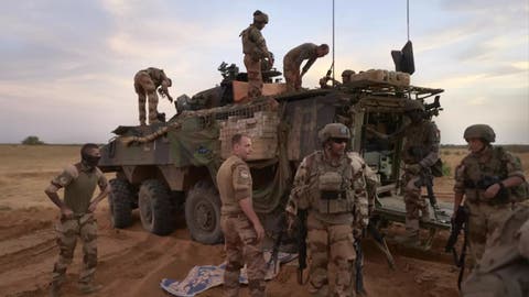 الرئاسة الفرنسية: “انفجار مدرعة ومقتل ثلاثة جنود فرنسيين في مالي”