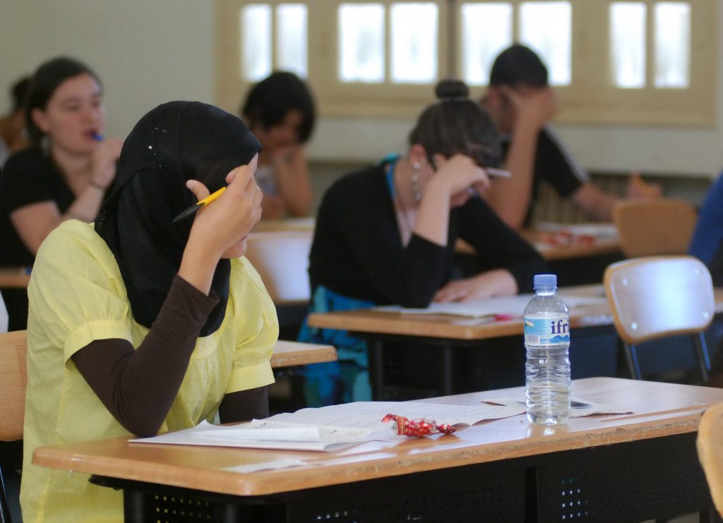 إلغاء الامتحانات الإشهادية وعودة الأمل للحياة المدرسية