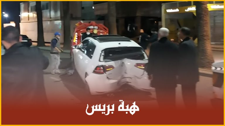 بعد أن حاول الفرار من حاجز أمني .. سائق سيارة يصطدم بقوة بنخلة بالدار البيضاء
