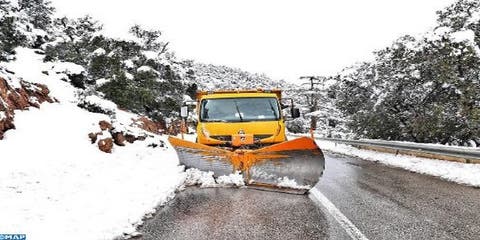 سلطات خنيفرة تُعبئ كافة إمكانياتها لإزاحة الثلوج عن الطرقات