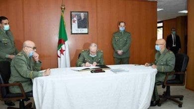 Photo of تعيين جنرال الأمن الخارجي فوق غطاء سرير ابيض منكمش