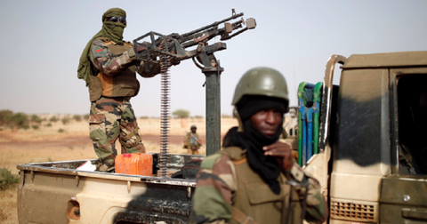 مسلحون يقتلون أكثر من 50 مدنيا قرب الحدود مع مالي