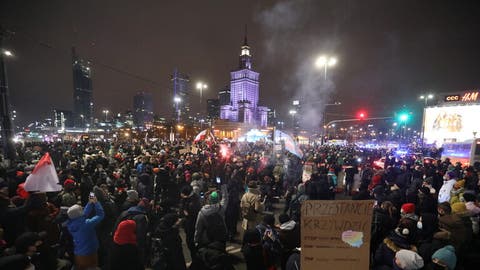 بولندا.. مواجهات بين الشرطة ومحتجين على حظر الإجهاض