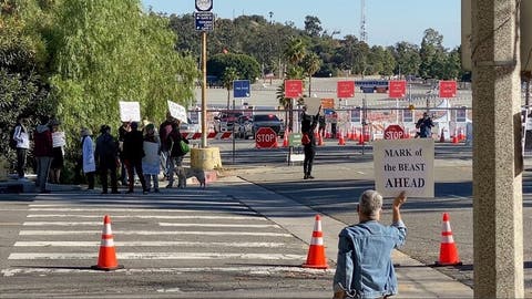 محتجون يُعطلون العمل بمركز للتلقيح في لوس أنجلوس