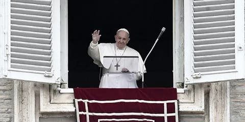 البابا فرنسيس يتلقى لقاح كورونا
