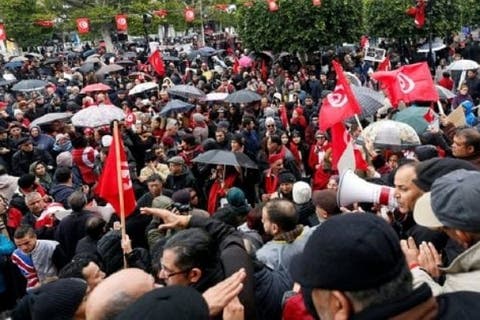 تونس .. السلطات تغلق شارع الحبيب بورقيبة قبيل الاحتجاجات