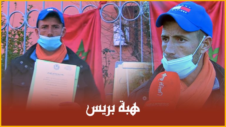 بني ملال .. مواطن يعتصم بالشموع أمام مقر الـ ONE بعد رفضهم منحه التيار الكهربائي بمنزله