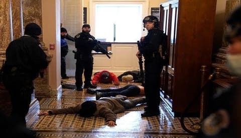 الشرطة الأمريكية تشهر أسلحتها في وجه مقتحي مجلس الكونغرس