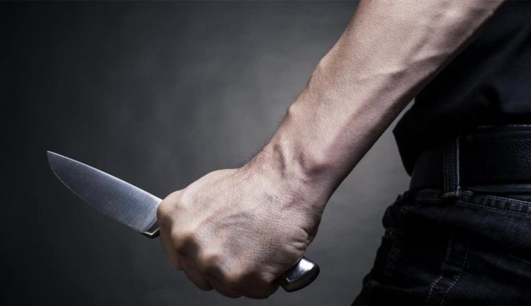 جريمة مروعة في الجزائر.. أب يذبح طفلته في الشارع