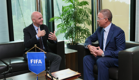 رئيس الفيفا ينوه بالتزام الملك لفائدة تطوير كرة القدم الوطنية