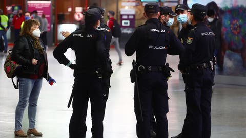 الشرطة الإسبانية تنقذ مهاجرين مختبئين في حاويات نفايات سامة