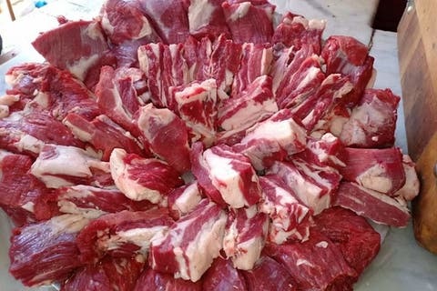 انخفاض أرقام كورونا يدفع الجزارة لرفع سعر بيع اللحوم الحمراء