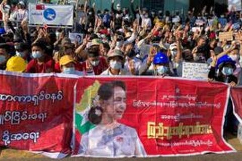 تواصل المظاهرات في ميانمار والشرطة تستخدم القوة