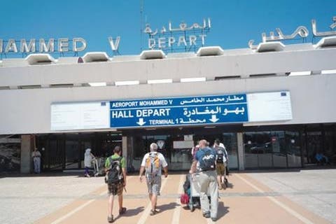 بسبب علمهم بقرار تعليق الرحلات من السفارات.. مغاربة ينتقدون صمت الحكومة