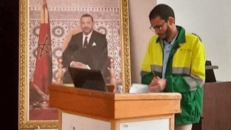طالب يناقش رسالة الدكتوراه بزي عمال النظافة