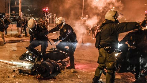اليونان.. اشتباكات بين الشرطة ومتظاهرين بضواحي أثينا