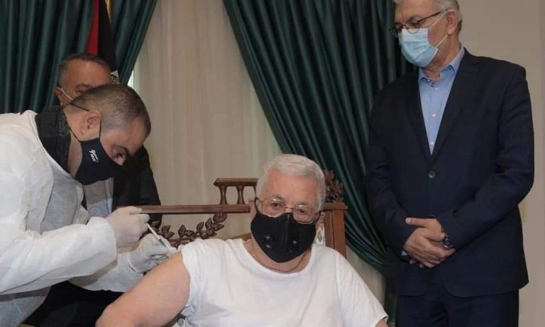 الرئيس الفلسطيني يتلقى اللقاح المضاد لكورونا