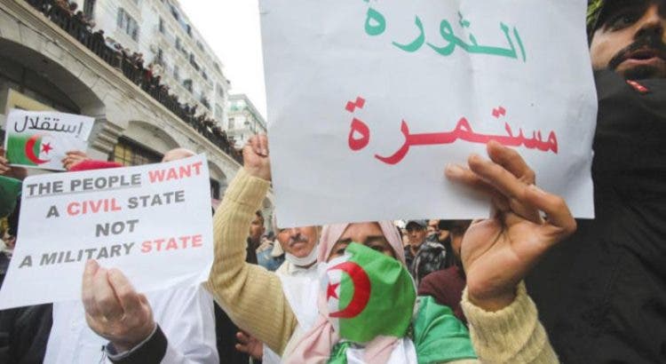 آلاف الجزائريون يخرجون للاحتجاج للمطالبة بتغيير جذري للنظام