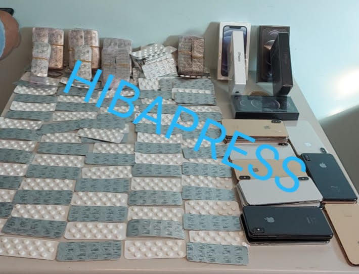 بشحنة مهمة من الأقراص المهلوسة وهواتف نقالة