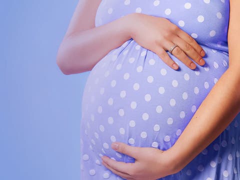 دراسة: العمل بنظام “التناوب” يدمر فرص النساء في الإنجاب