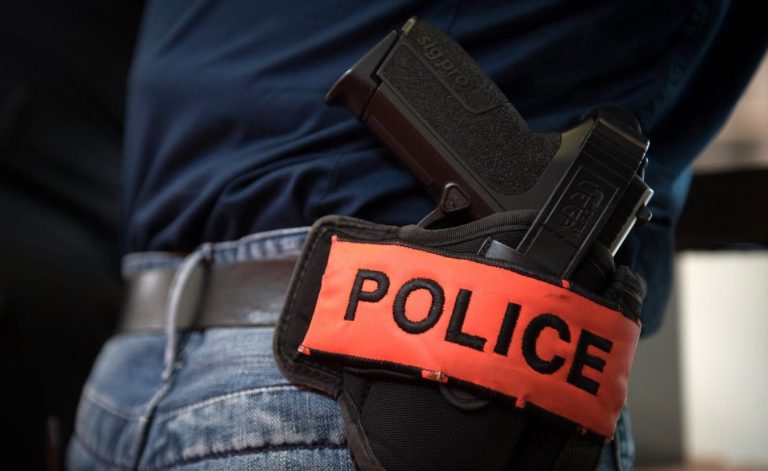 شرطة تشهر أسلحتها الوظيفية الإيقاف شخص