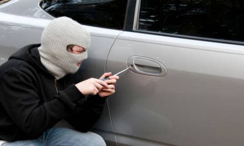 فاس.. إيقاف مشتبه فيهما بتهمة سرقة ممتلكات من داخل سيارات