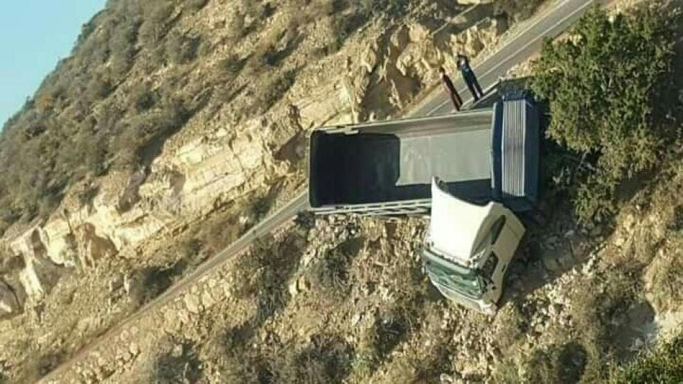 أكادير : إنحراف شاحنة بمنعرجات " طابوݣا" و اصابة سائقها