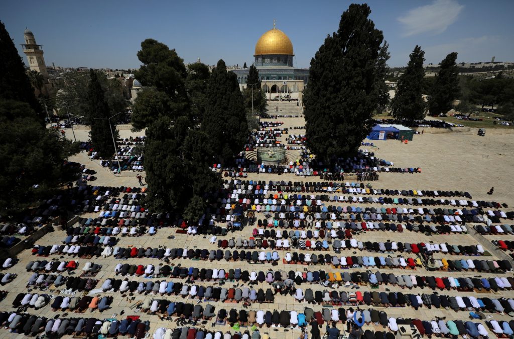 في أول جمعة من رمضان منذ انتشار كورونا.. الالاف يصلون بالمسجد الأقصى