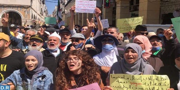 الجزائر.. الطلبة يخرجون للشوارع لتجديد مساندتهم لمطالب الحراك