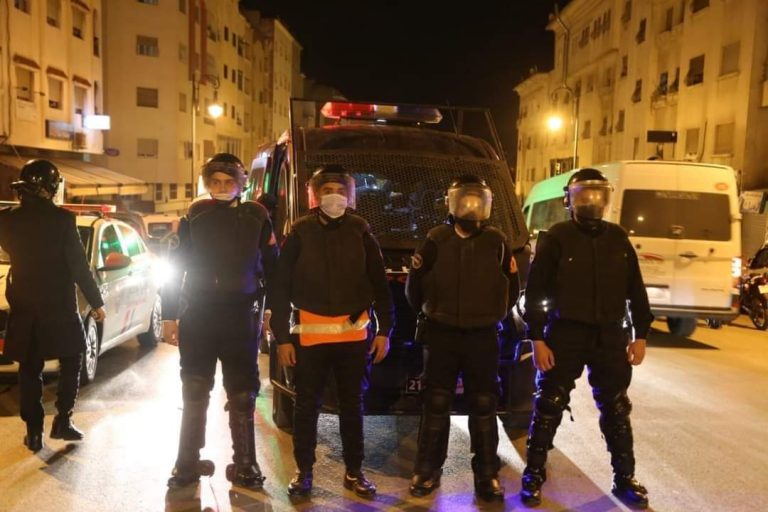 طنجة.. احتجاجات ضد قرار حظر التجول الليلي واعتقال 40 شخصا داخل مقهى شعبي