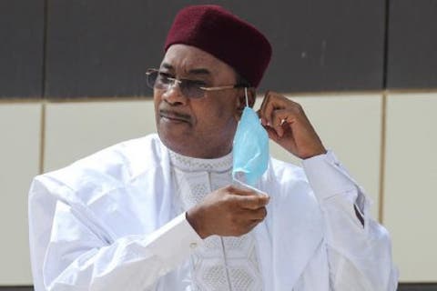 رئيس النيجر يوشح شخصيتين مغربيتين