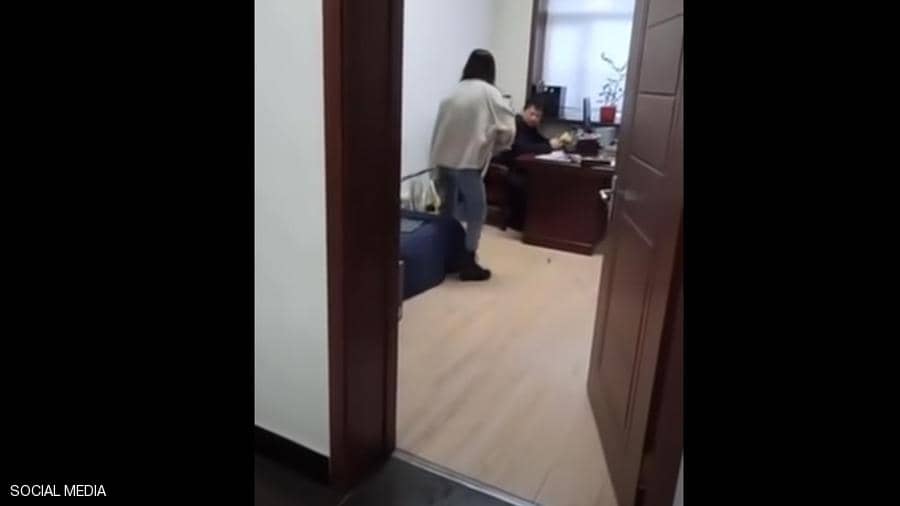 موظفة صينية تضرب مديرها في العمل