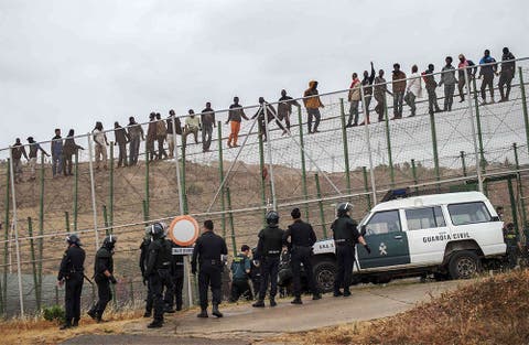 لأسباب “انسانية”.. المغرب سيفتح حدوده للمهاجرين الأفارقة لدخول اسبانيا !