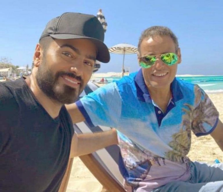 تامر حسني ينعي والد زوجته المغربية بسمة بوسيل