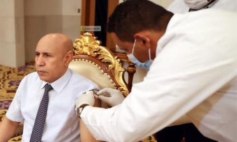 الرئيس الموريتاني يتلقى الجرعة الأولى من اللقاح المضاد لكورونا