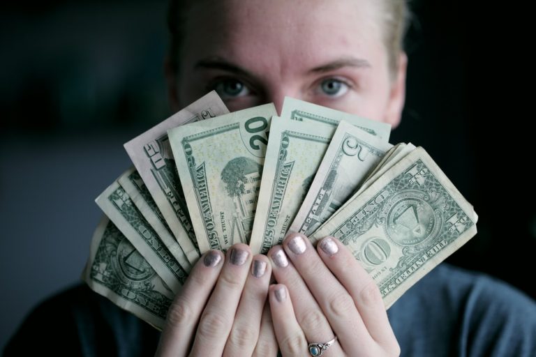سيدة تستولي على 500 مليون بطريقة "ماكرة"